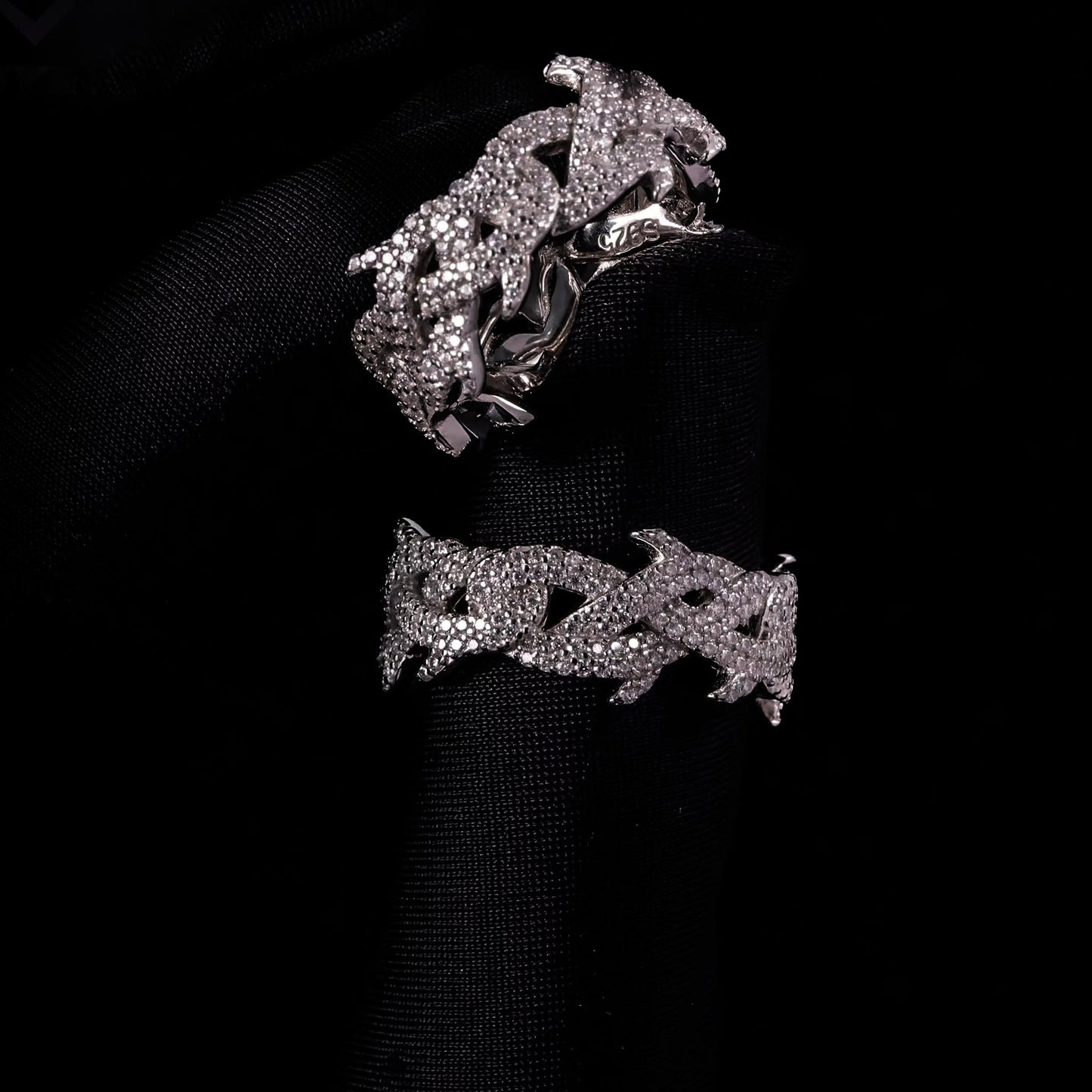 VEILBOUND / VVS MOISSANITE THORN RING
(925 SILVER) GRA CERTIFIED